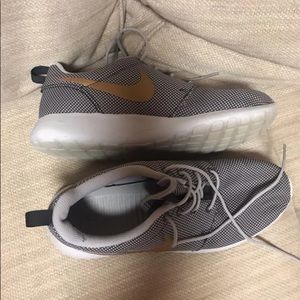 Women’s Nike Rousch Shoe Size 9